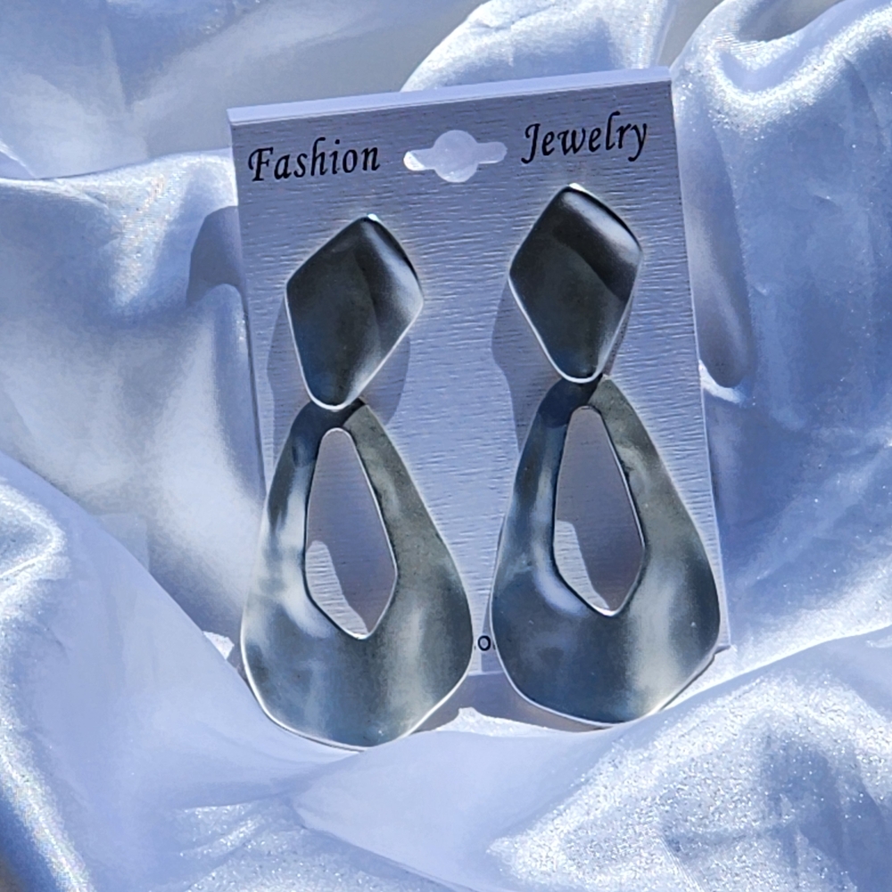 Fashion Jewelry Women's Silver-tone Teardrop Shape Clip-on Drop Earrings - Picture 2 of 8